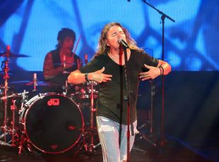 Maná omplen d'energia i de pop rock llatí l'escenari de Cap Roig