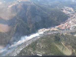 Un incendi a La Jonquera obliga a tallar l'AP-7 en els dos sentits de la marxa