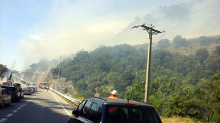 Controlat l'incendi a La Jonquera que ha obligat a tallar l'AP-7