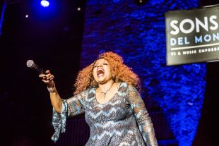 Gloria Gaynor posa dempeus Roses en la nit més calorosa de la història