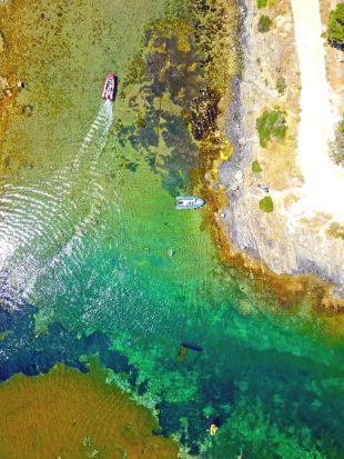 Protecció Civil activa l'alerta per una taca de gasoil a l'entrada de la badia de Cadaqués