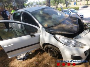Es barallen, veuen a la policia, pugen al cotxe i s'estampen amb el conductor begut i drogat a Sant Feliu