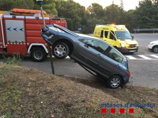 Condueix quadruplicant la taxa d'alcohol i s'estampa contra un fanal a Llançà