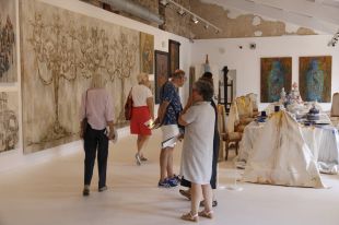 L'espai Thyssen de Sant Feliu presenta una exposició amb 'L'atelier' de Pepa Poch