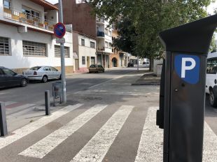 Entren en servei les noves àrees blaves i verdes a Salt amb més pena que glòria