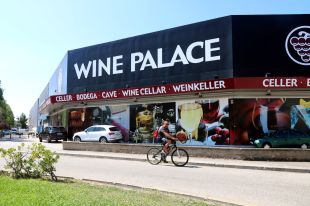 Entren al Wine Palace de Lloret, obren la caixa forta amb una radial i s'enduen 40.000 euros