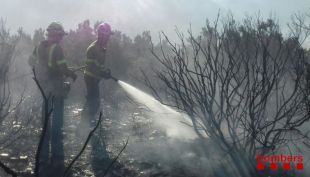 Els Bombers estabilitzen el foc de Roses que tot apunta hauria estat intencionat