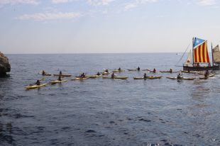 Formen un gran llaç groc amb caiacs a les Illes Medes