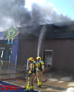 Set dotacions dels Bombers treballen per apagar un foc al restaurant Trànsit de Figueres