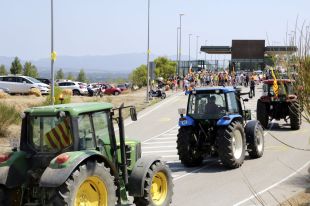 Una vuitantena de tractors marxen fins al Puig de les Basses reclamant llibertat per als presos polítics