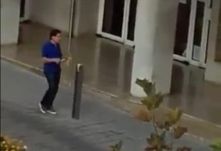 Graven al secretari de l'Ajuntament de l'Escala arrencant llaços grocs
