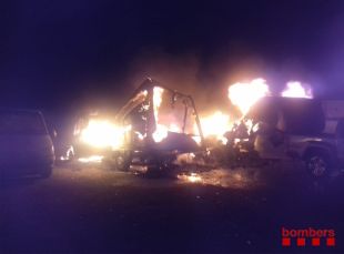 Un incendi crema dues autocaravanes i un remolc en un aparcament a Salt