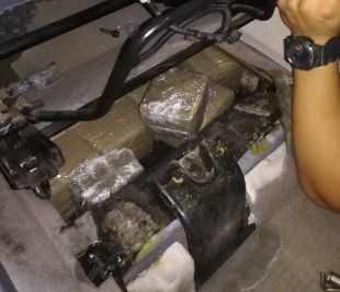 Detingut a la Jonquera un home de 70 anys que duia 44 kg d'haixix amagats al cotxe