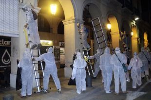 Uns vuitanta feixistes vestits de blanc retiren llaços grocs a les comarques gironines