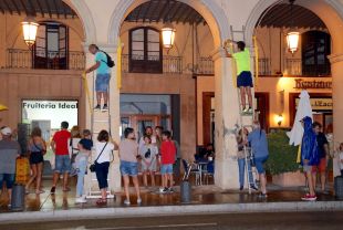 Més d'un centenar de persones tornen a penjar llaços grocs a la Bisbal 