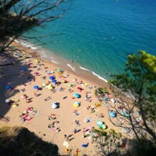Deu platges de la Costa Brava amb bandera groga per tramuntana i mala mar