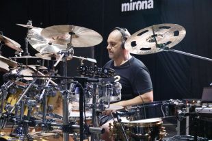 El músic que volia superar el rècord Guinness tocant la bateria es rendeix