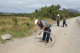 Desmunten la línia elèctrica aèria de la Pletera de l'Estartit