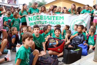 Unes 300 persones protesten davant de l'escola de Verges per reclamar un nou centre educatiu unificat