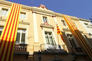 Arrenquen la pancarta de ''Llibertat presos polítics'' de l'Ajuntament de Blanes