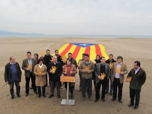 ERC desplega a la platja de Sant Pere Pescador una gran estelada per dir 'Adéu a Espanya'