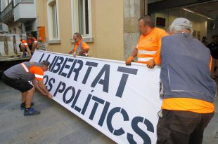 Blanes penja per tercera vegada la pancarta de 'Llibertat presos polítics' a l'Ajuntament
