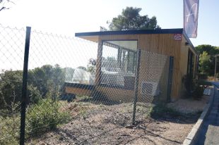 Demanen aturar la construcció de 33 cases de luxe en un turó de la cala d'Aigua Xelida