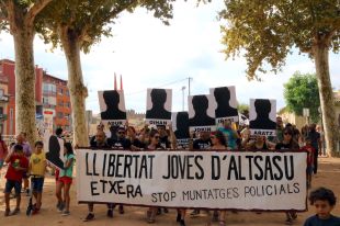 Més de 300 persones donen suport als joves d'Altsasua a La Bisbal d'Empordà