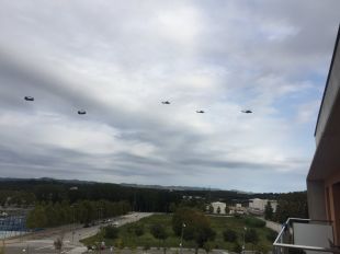 Cinc helicòpters de l'exèrcit sobrevolen Girona a baixa altura i generen recel