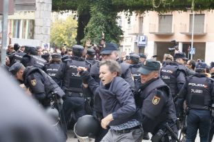 A un any de l'1-O perdura el trauma de les càrregues policials a les escoles