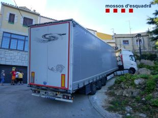 Detenen un camioner begut que multiplica per set la taxa d'alcohol i encasta el vehicle en un carrer de La Vajol