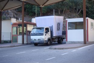 Arriba l'urna gegant que commemorarà l'1-O a Garrigàs