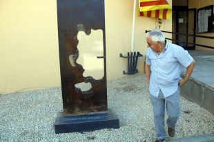 Esponellà instal·la una reproducció de la porta esbotzada per la policia per recordar l'1-O