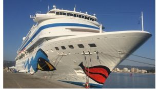 El port de Palamós rep per primer cop el creuer Aidacara, amb més de mil passatgers