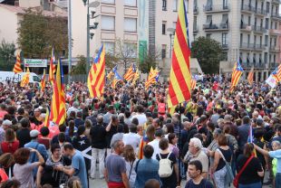 5.000 persones es manifesten a Girona en contra la violència de l'estat espanyol durant l'1-O