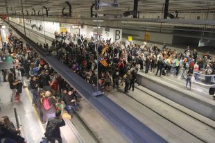 Unes 400 persones tallen les vies del TAV a Girona per reivindicar l'1-O