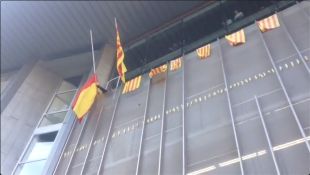 Els CDR entren a la delegació de la Generalitat i despengen la rojigualda