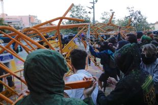 Detenen un menor per ferir amb una barra de ferro un agent dels Mossos en la protesta per l'1-O a Girona