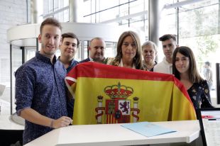 El PP porta una rojigualda a la Generalitat a Girona per substituir la sostreta l'1-O