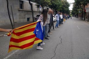 Prop de 15.000 formen una cadena humana des de Sant Julià de Ramis fins a Aiguaviva