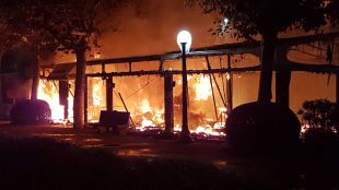 Un incendi calcina dues terrasses de dos restaurants al passeig marítim de Blanes