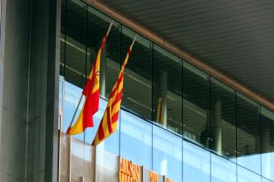 La Delegació del Govern de Girona torna a penjar la rojigualda a la seu de la Generalitat