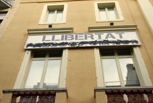 Pinten de negre la pancarta dels presos polítics de la façana de l'Ajuntament de Blanes