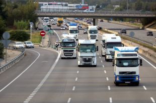 Una vintena de transportistes gironins se sumen a les marxes lentes per les restriccions a l'N-II