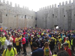 Unes 1.500 persones pugen al Castell del Montgrí per reclamar la llibertat dels presos polítics
