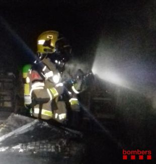 Un incendi en una masia de Les Planes d'Hostoles deixa vuit ferits lleus per inhalació de fum
