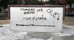 Uns espanyolistes vandalitzen el monument a Lluís Companys de Figueres