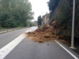 Un despreniment talla un carril de la N-141 entre Anglès i Bescanó