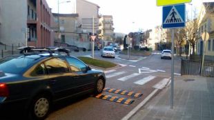 Ripoll implementa nova senyalització aprofitant la reparació del pas a nivell del tren