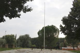 Roben la bandera i la placa commemorativa al creador de l'estelada a Girona